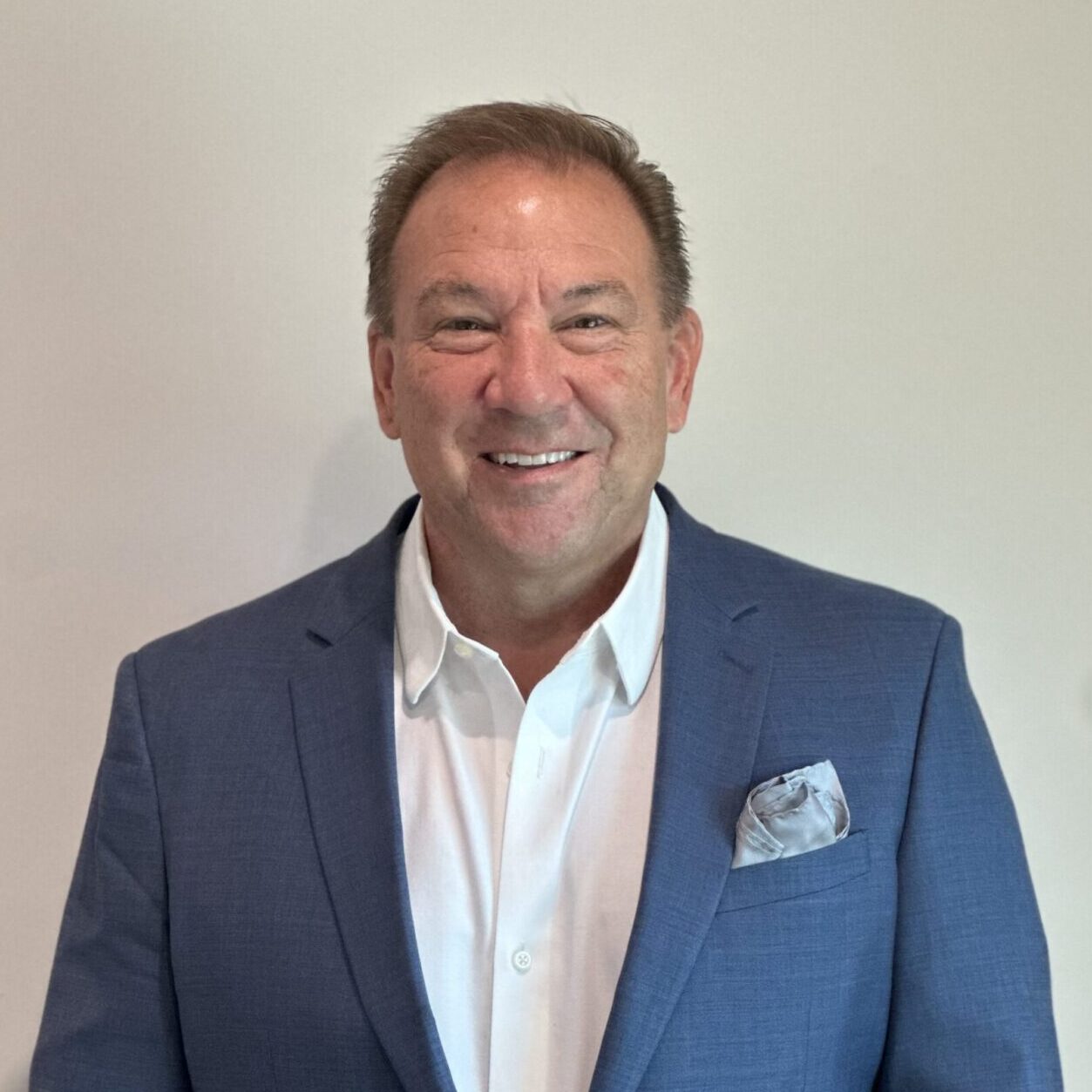 Dan Chaon an experienced franchise advisor wearing a blue suit smiling for the camera - SMB Franchise Advisors